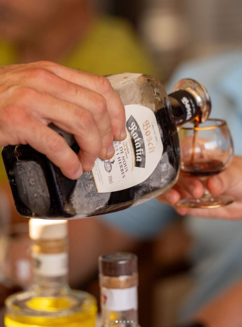 ratafia-bosch-reserva-sobretaula Vista d'una sobretaula amb la ratafia Bosch Reserva com a protagonista